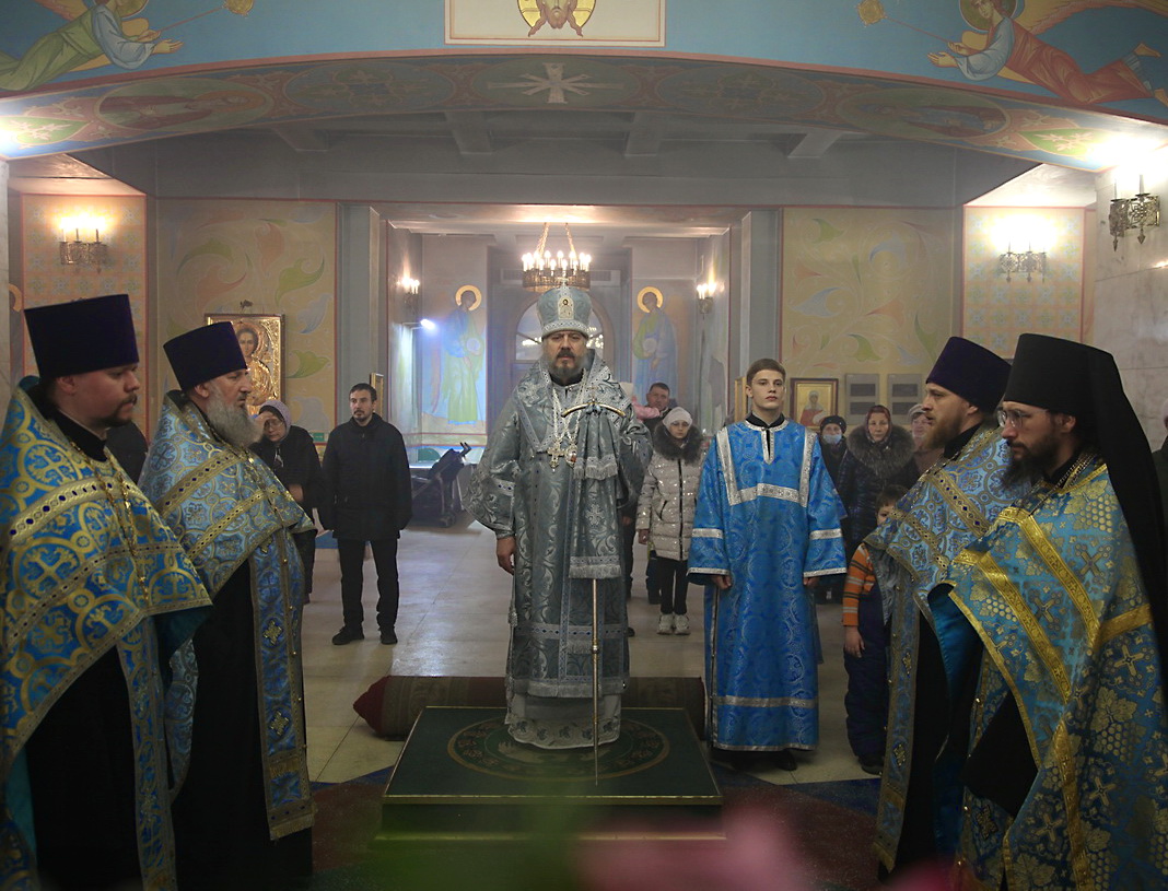 Епископ Находкинский и Преображенский Николай возглавил всенощное бдение в Казанском соборе.