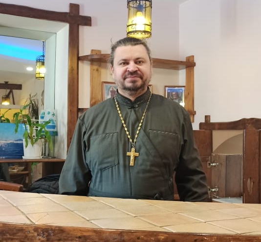 Беседы со священником в благотворительной столовой.