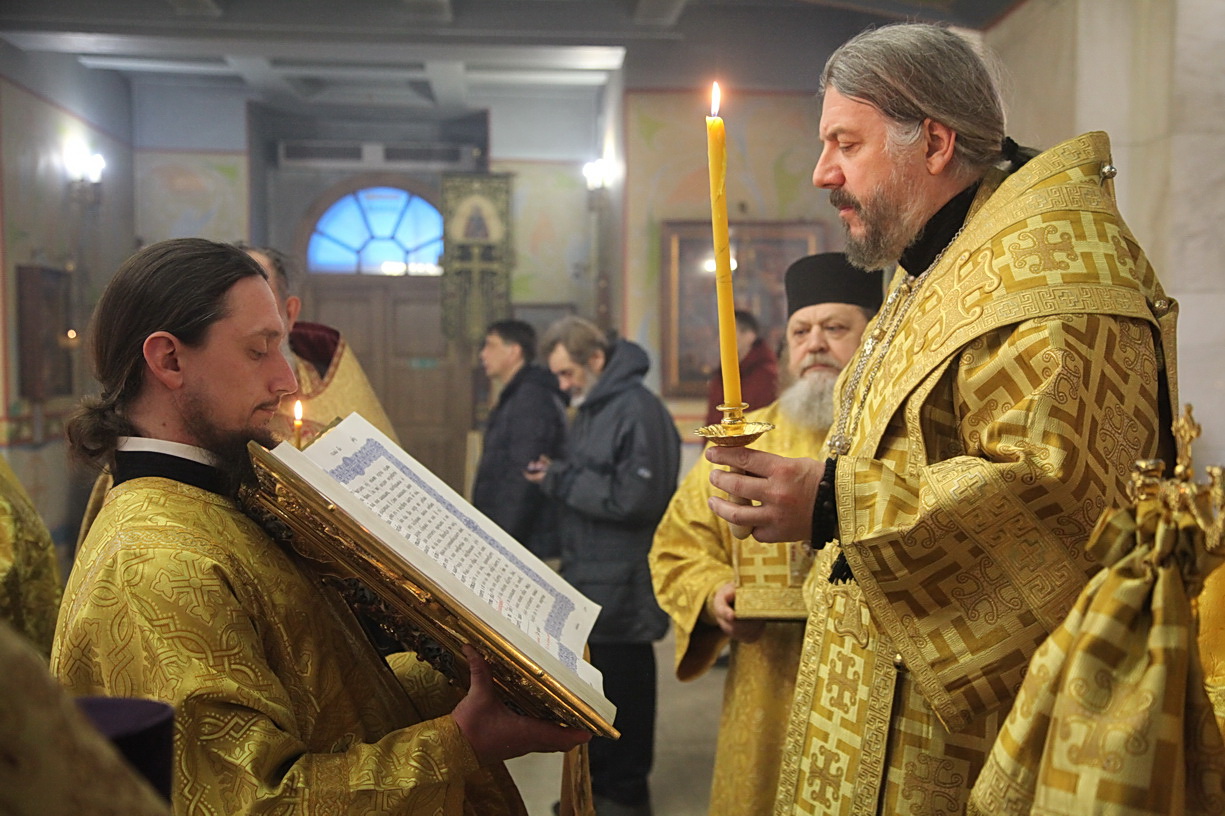 Епископ Находкинский и Преображенский Николай возглавил всенощное бдение в Казанском соборе.