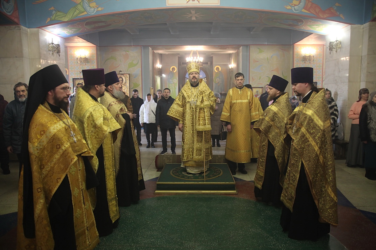 Епископ Находкинский и Преображенский Николай возглавил всенощное бдение в Казанском соборе.