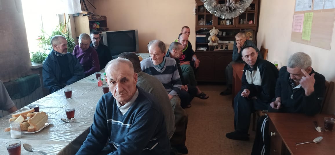 Пастырская беседа в приюте для бездомных.