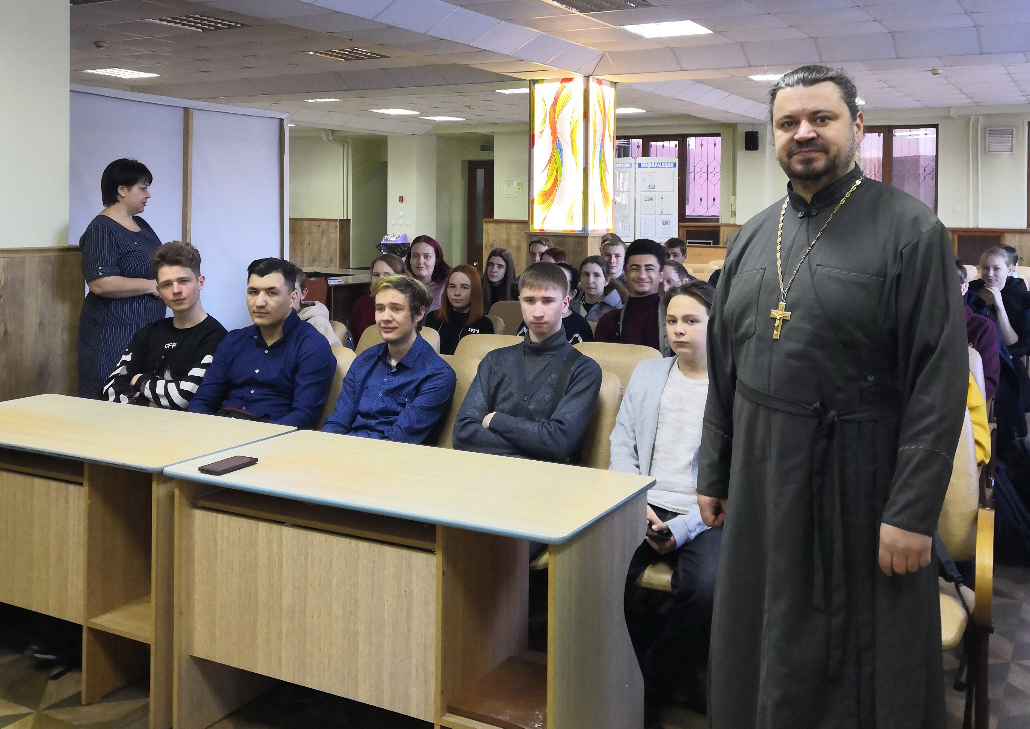 Лекция священника в университете.