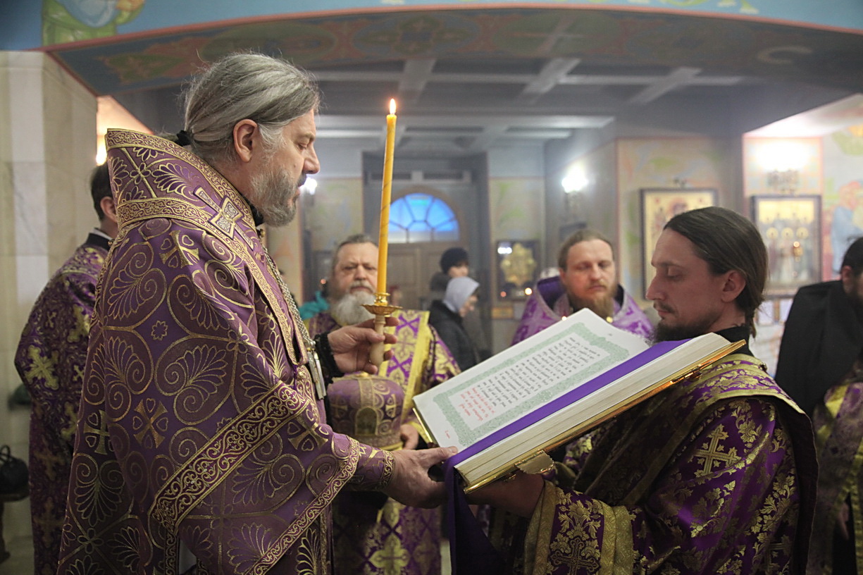 Епископ Находкинский и Преображенский Николай возглавил всенощное бдение в Казанском соборе.
