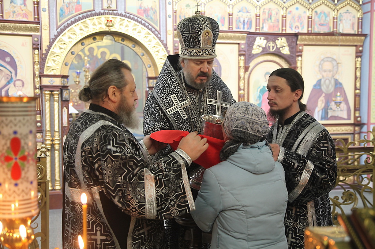 Епископ Николай совершил Литургию Преждеосвященных Даров.