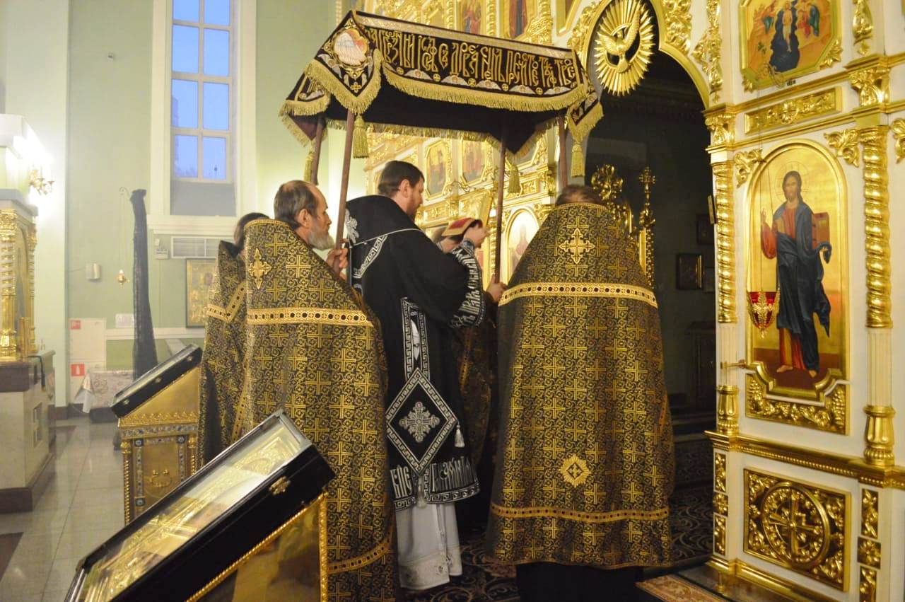 Глава Приморской митрополии возглавил утреню с чином погребения Плащаницы
