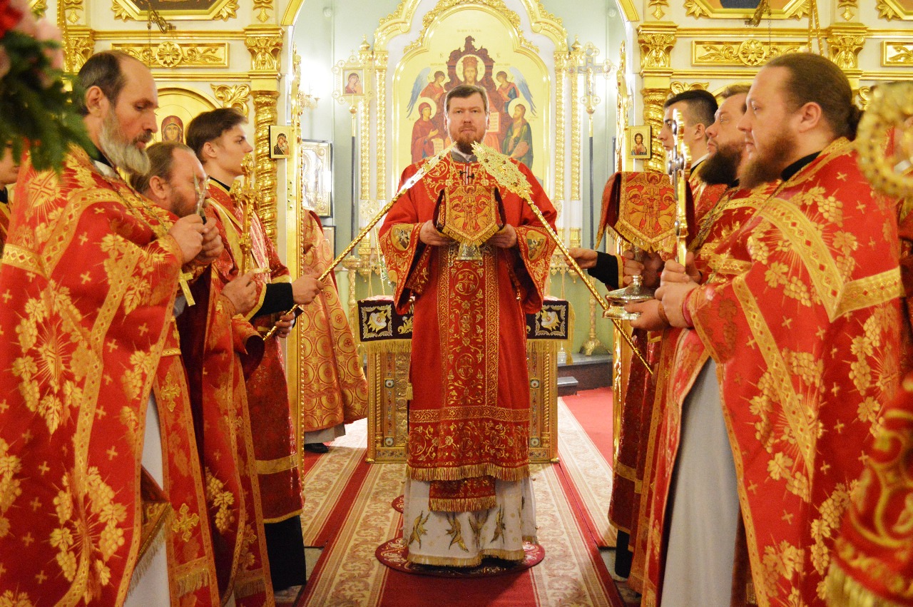 В праздник Светлого Христова Воскресения глава Приморской митрополии возглавил торжественное богослужение в Покровском соборе