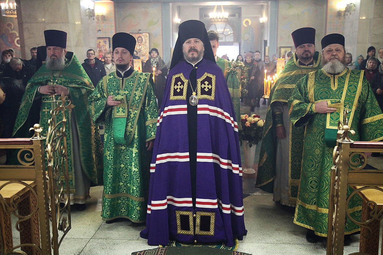 В Вербное воскресенье епископ Находкинский и Преображенский Николай совершил Божественную литургию свт. Иоанна Златоуста в Казанском кафедральном соборе г. Находки.