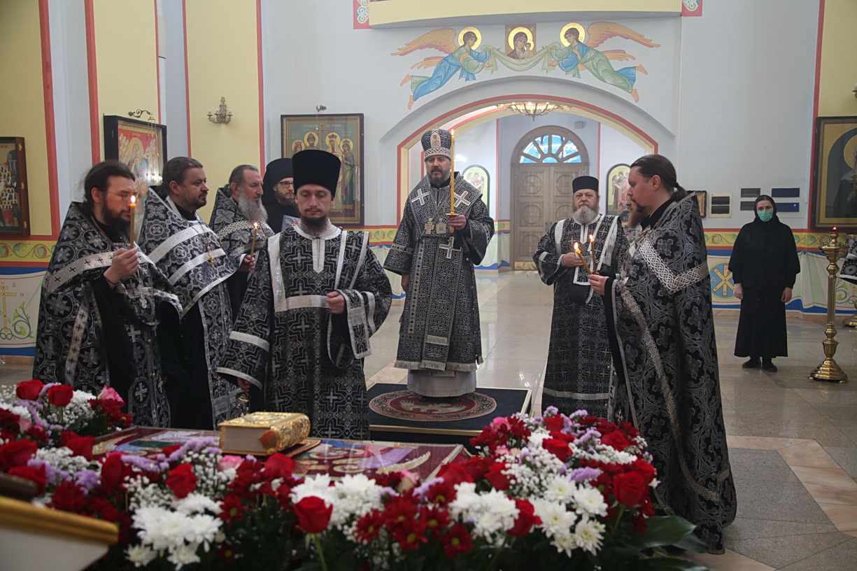17.04.2019г.Епископ Николай совершил утреню Великой субботы с чином Погребения Плащаницы Господа.