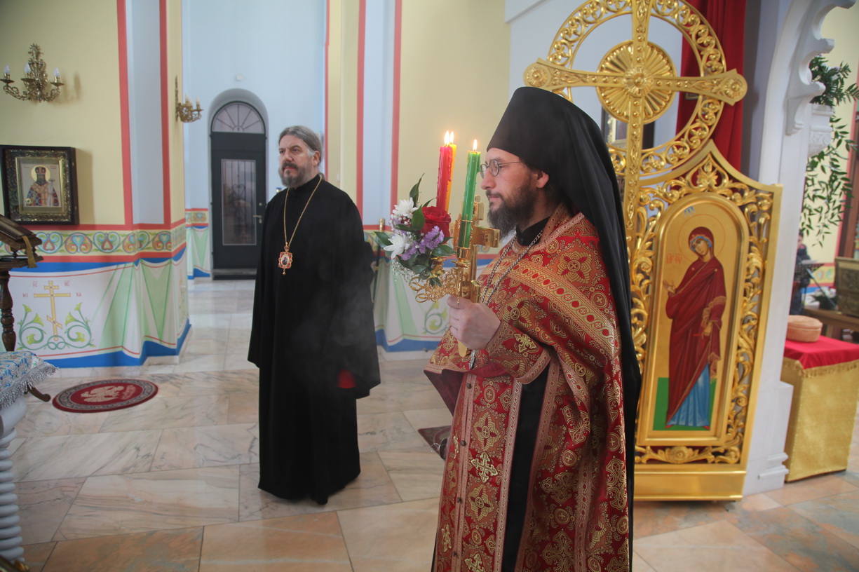 Вечером дня Святой Пасхи епископ Находкинской и Преображенский Николай молился за Пасхальной вечерней в Свято-Казанском соборе г Находки