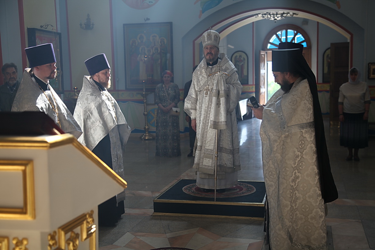 Епископ Находкинский и Преображенский Николай возглавил всенощное бдение в Казанском соборе.