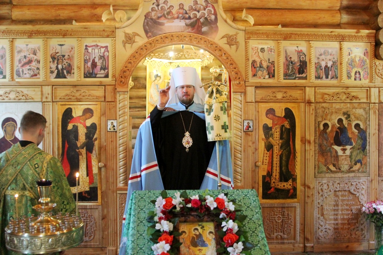 В канун праздника Святой Пятидесятницы митрополит Владимир совершил всенощное бдение в храме в честь Святой Живоначальной Троицы