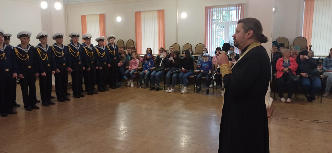 В Находке торжественно проводили курсантов ДМУ на первую морскую практику на барке "Седов".