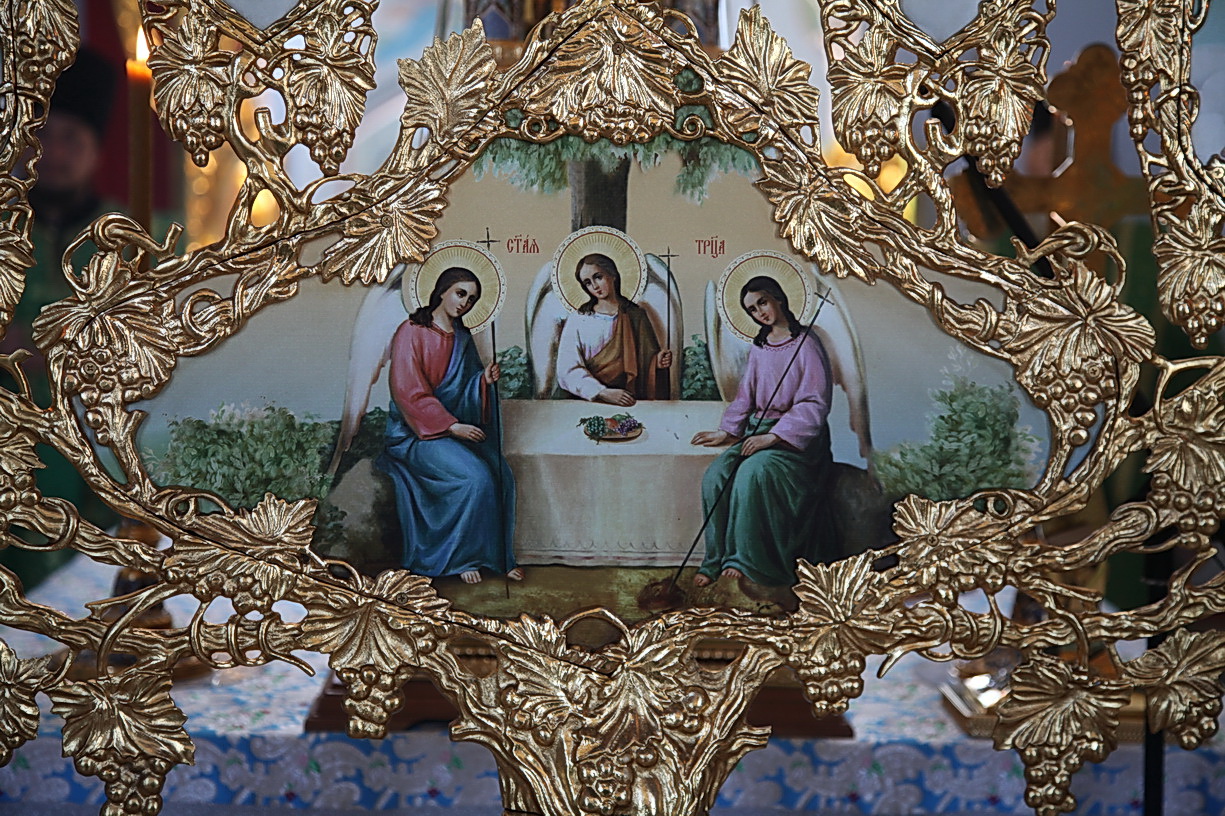 В праздник Пятидесятницы епископ Находкинский и Преображенский Николай совершил праздничную Божественную литургию в Казанском соборе г. Находки.