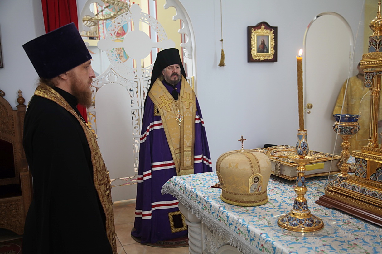 В канун праздника святых первоверховных апостолов Петра и Павла, епископ Находкинский и Преображенский Николай возглавил всенощное бдение в Казанском кафедральном соборе г. Находки.