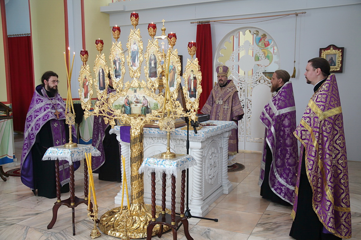 В канун праздника Происхождения Честны́х Древ Животворящего Креста Господня епископ Находкинский и Преображенский Николай совершил вечернее богослужение в Казанском соборе г. Находки.