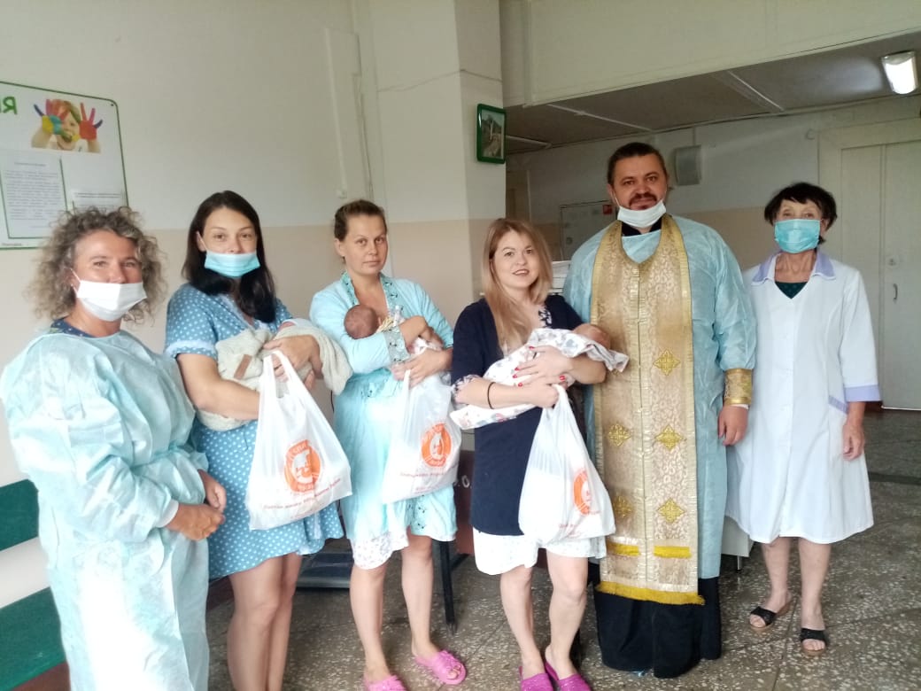 В праздник Преображения Господня священник освятил яблоки для сотрудников роддома и благословил молодых мам с новорождёнными детьми.