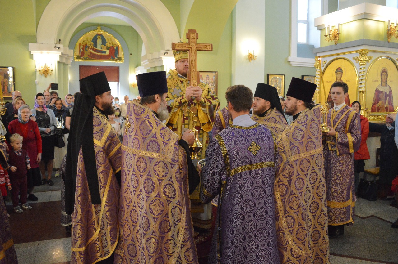 Глава Приморской митрополии совершил всенощное бдение с чином Воздвижения Креста Господня