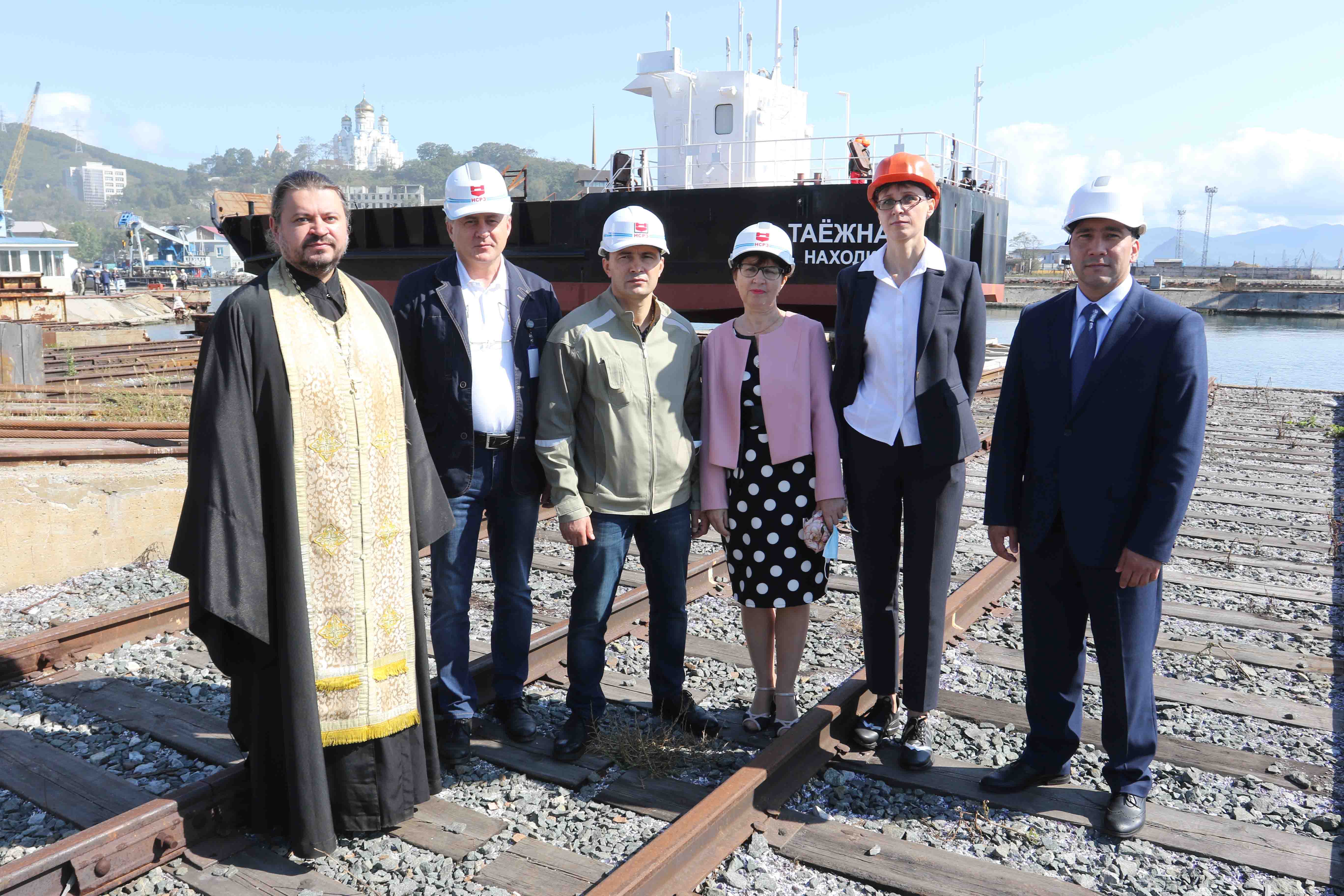 На Находкинском судоремонтном заводе освятили грузопассажирские баржи.