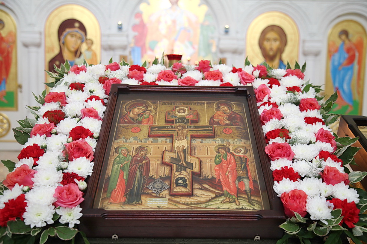 В праздник Воздвижения Честного и Животворящего Креста Господня, епископ Находкинский и Преображенский Николай совершил Божественную литургию в Казанском Кафедральном соборе г. Находки.