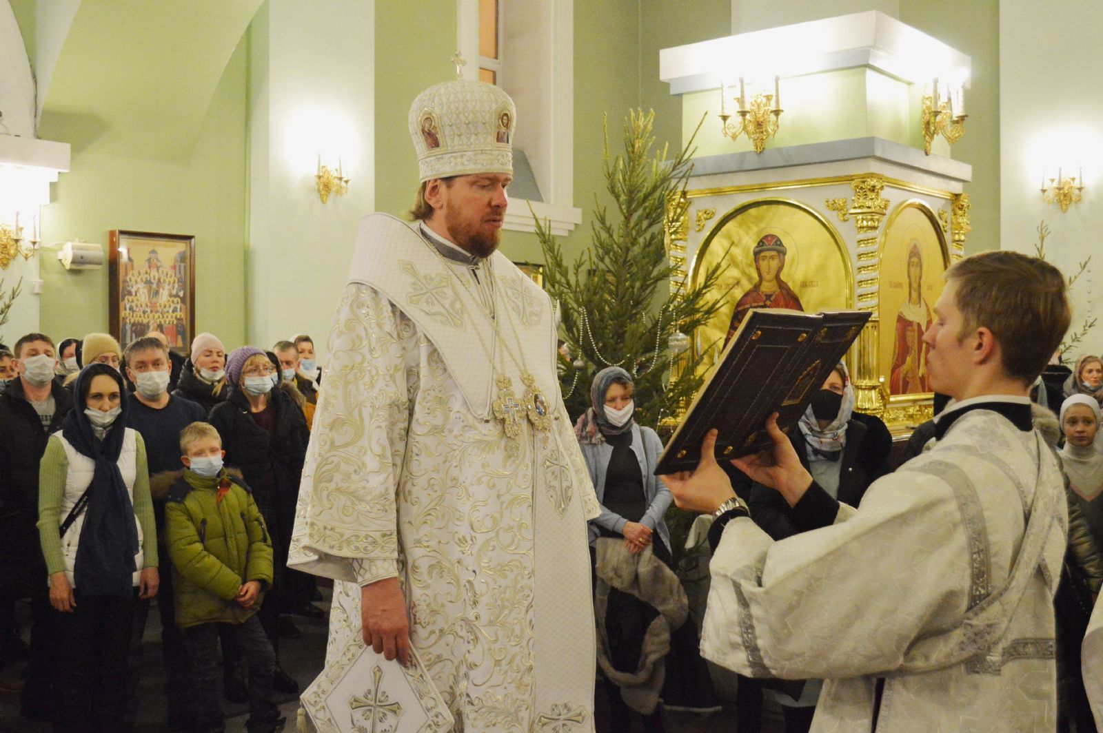 В праздник Рождества Христова митрополит Владимир совершил Божественную литургию в Покровском соборе