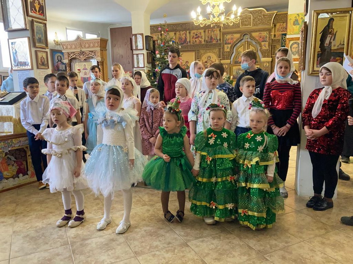 15.01.2020г.В храме свт. Николая Чудотворца г. Большой Камень встретили Рождество.