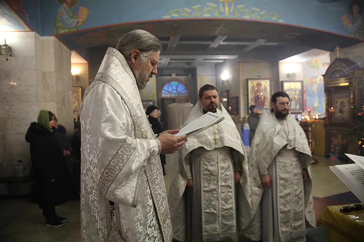 В Навечерие Крещения Господня епископ Находкинский и Преображенский Николай совершил Божественную литургию в Казанском Кафедральном соборе г. Находки.