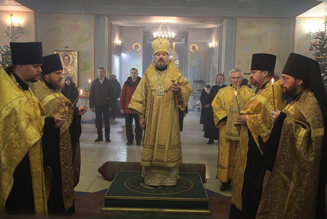 Епископ Находкинский и Преображенский Николай возглавил всенощное бдение в Казанском соборе.