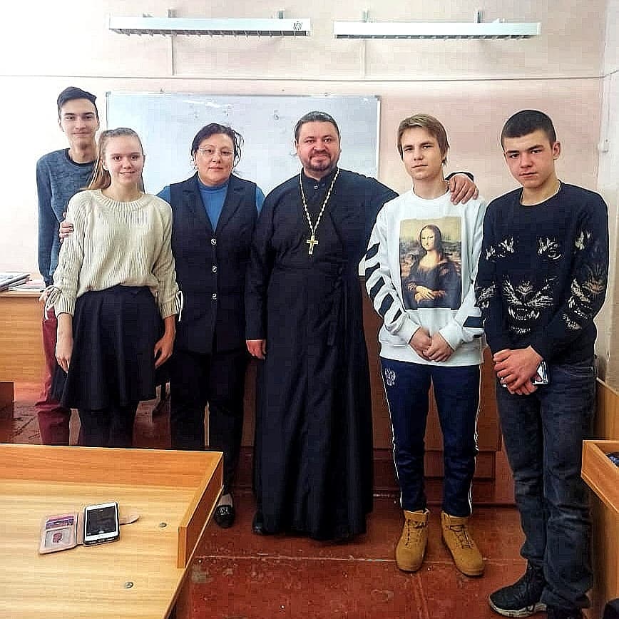 Священник провел в школе лекцию семейных ценностях.