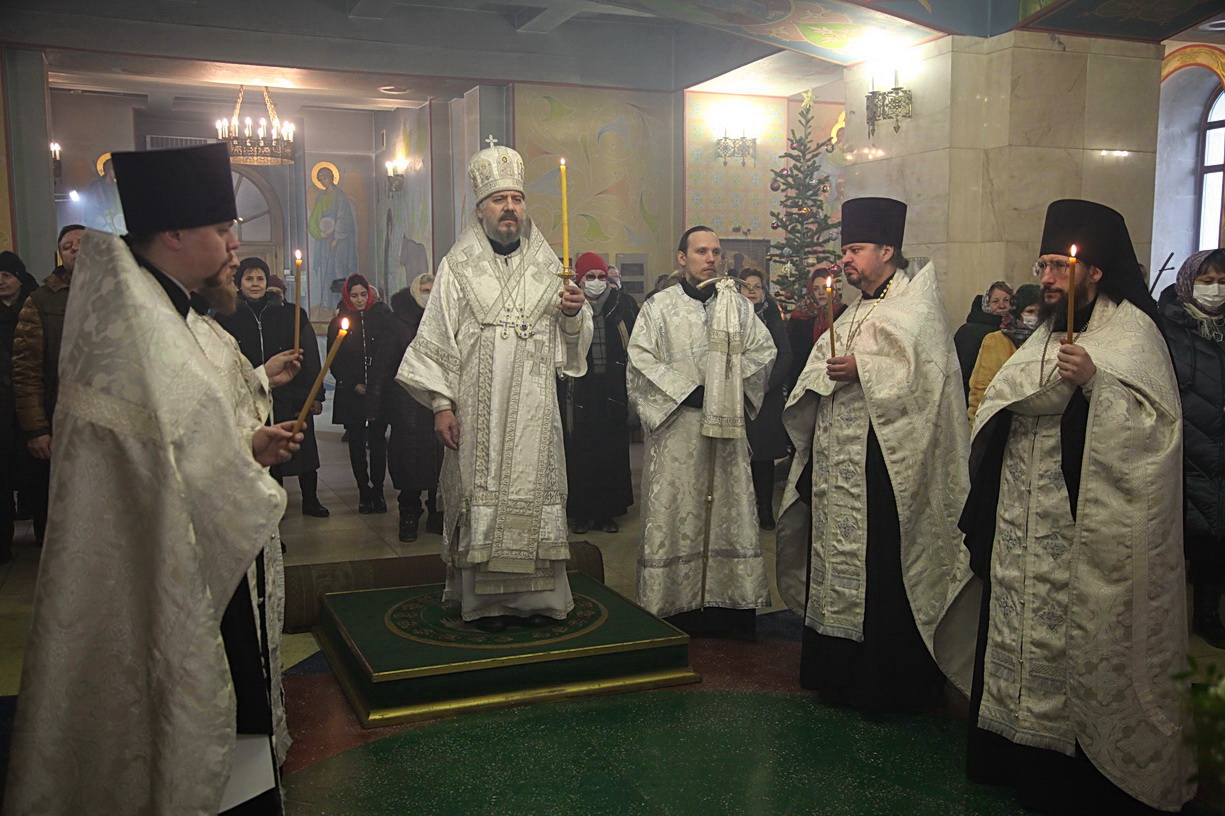 Епископ Николай возглавил Рождественское вечернее богослужение.