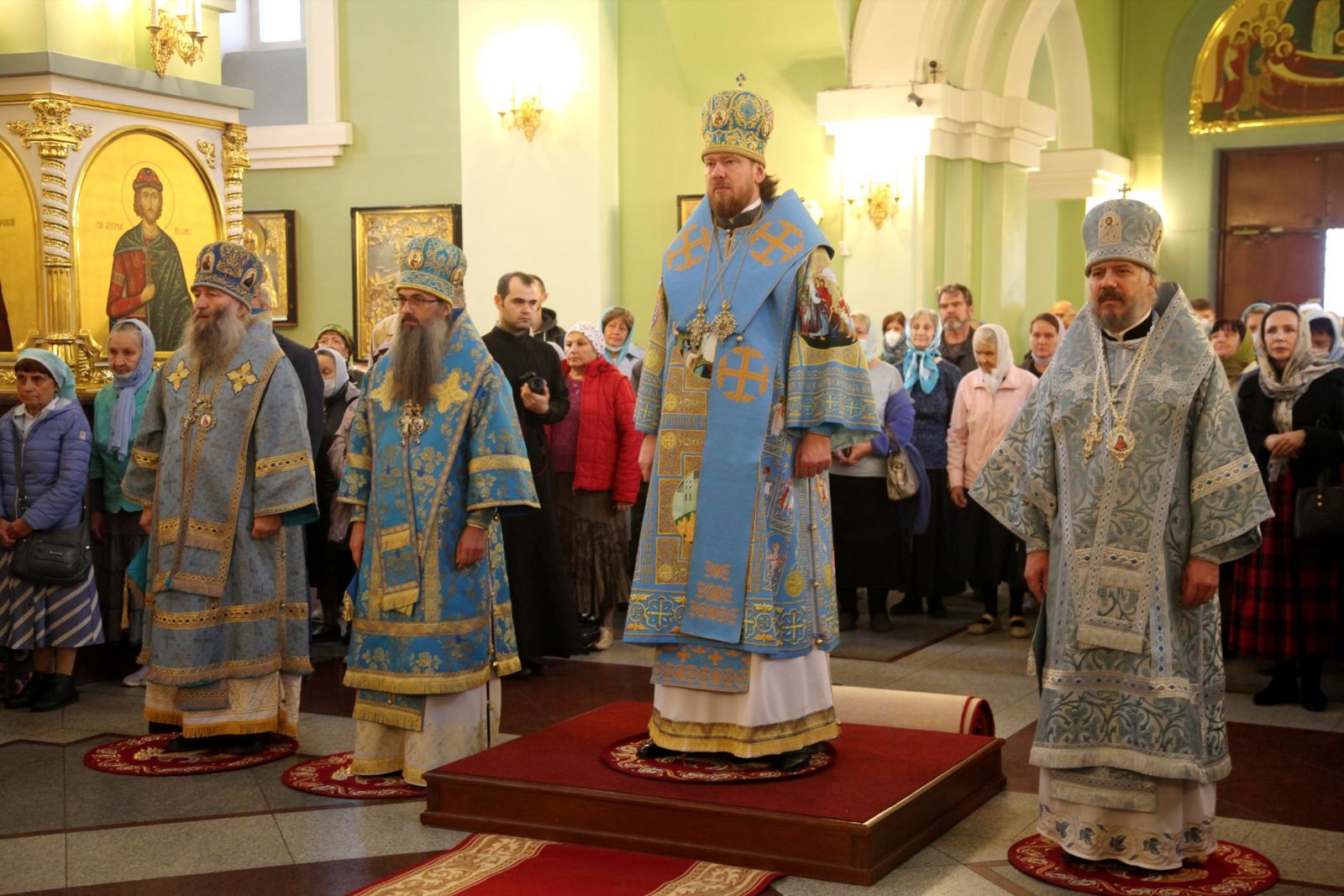 Празднование 10-летия Приморской митрополии открылось совершением сонмом арихипастырей праздничной Божественной литургии