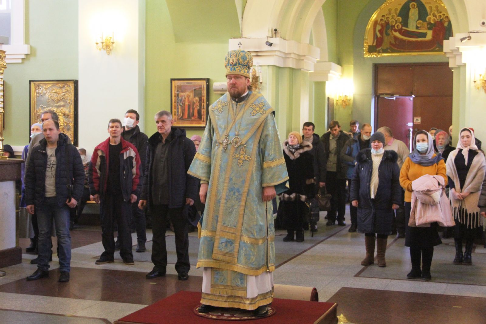 Глава Приморской митрополии совершил Божественную литургию в Покровском соборе