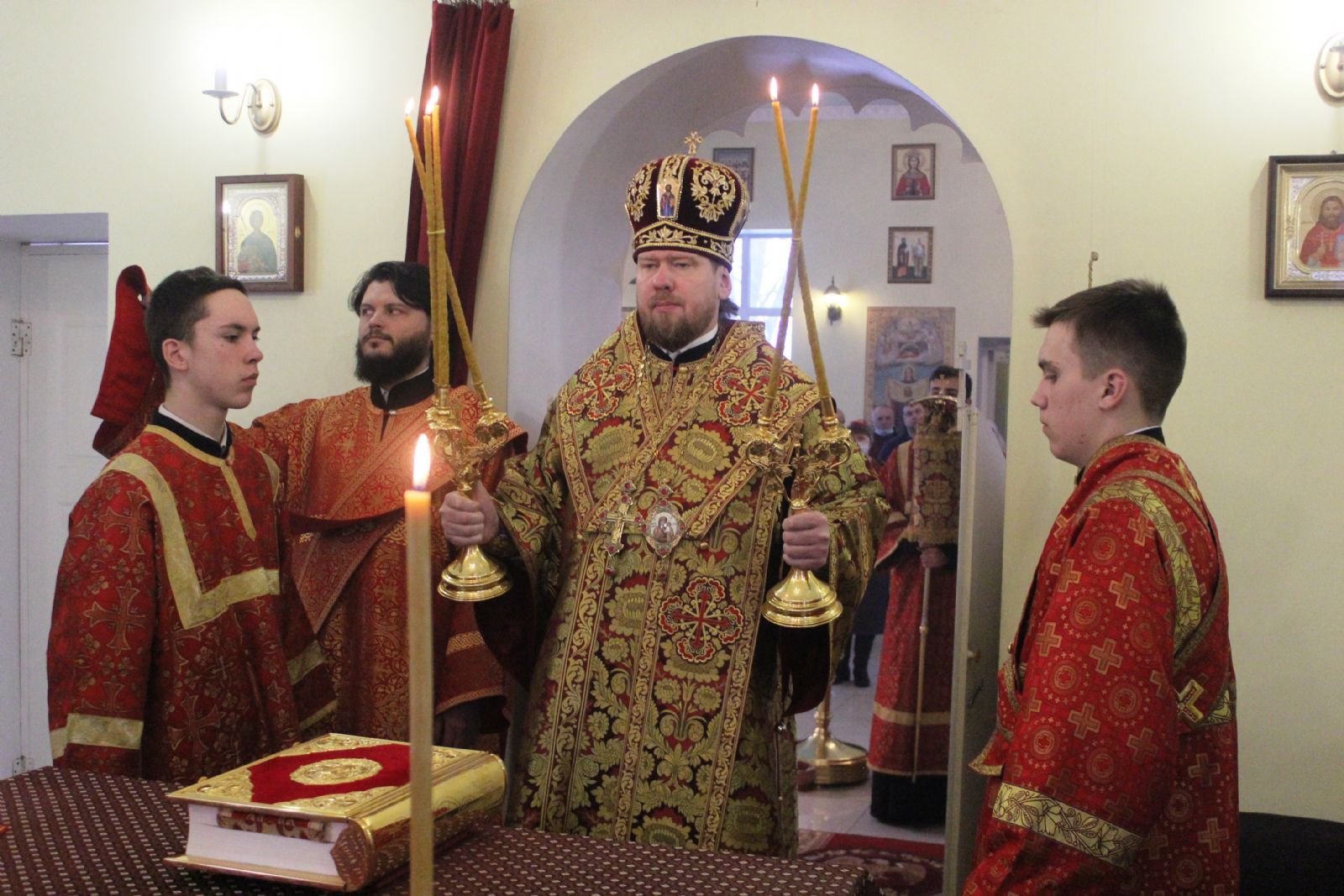 Глава Приморской митрополии совершил всенощное бдение в храме новомучеников и исповедников Церкви Русской в канун престольного праздника