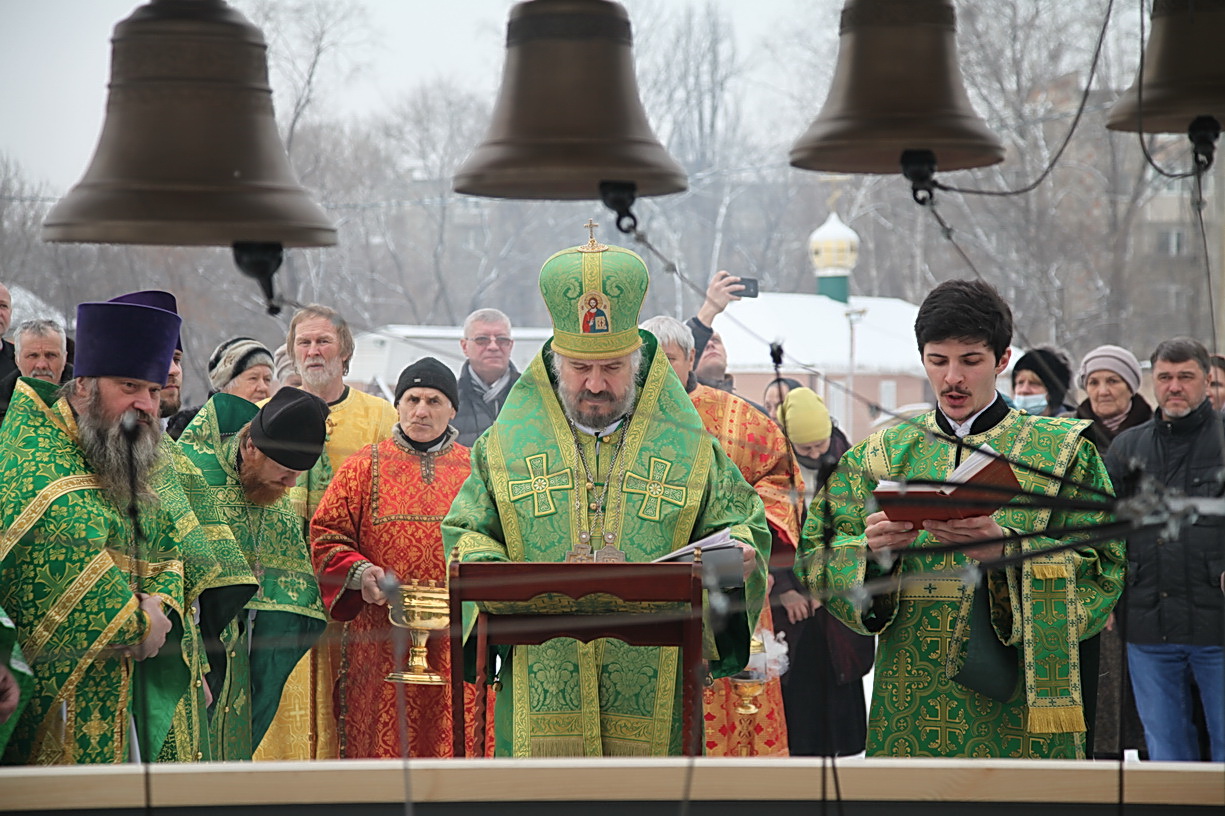 Епископ Николай совершил Божественную литургию в храме в честь преподобных Макария Египетского, Силуана Афонского и Онуфрия Великого и освятил колокола строящегося храма.