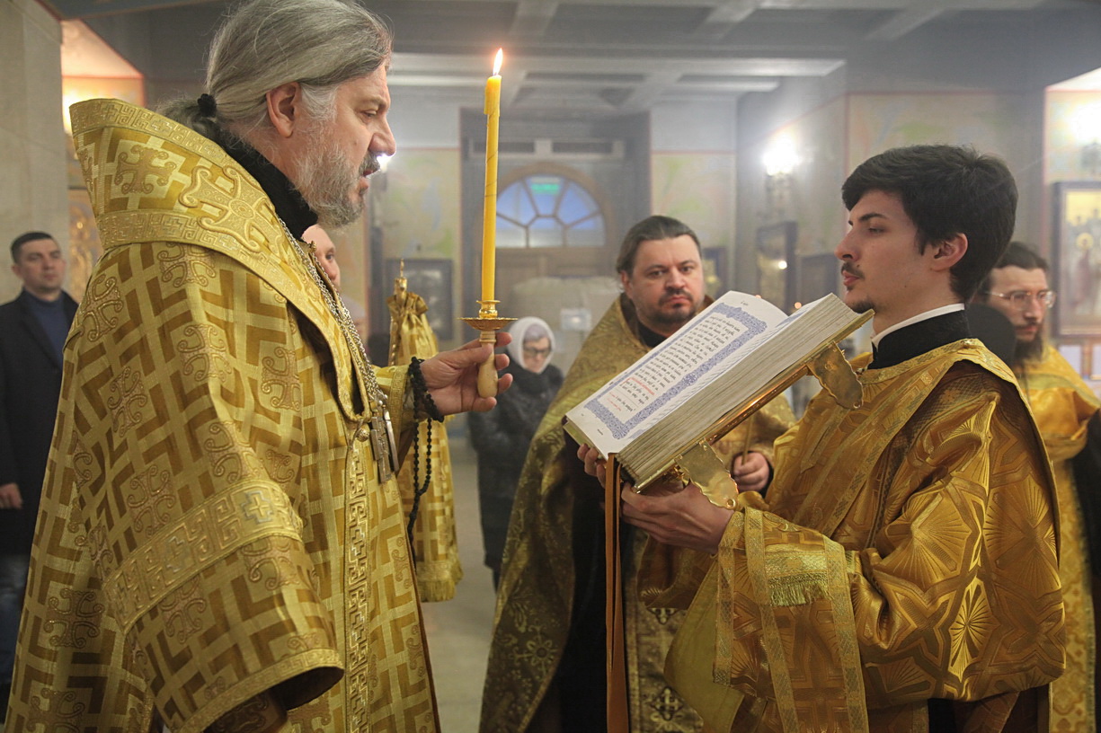 Епископ Находкинский и Преображенский Николай возглавил всенощное бдение в Казанском соборе.