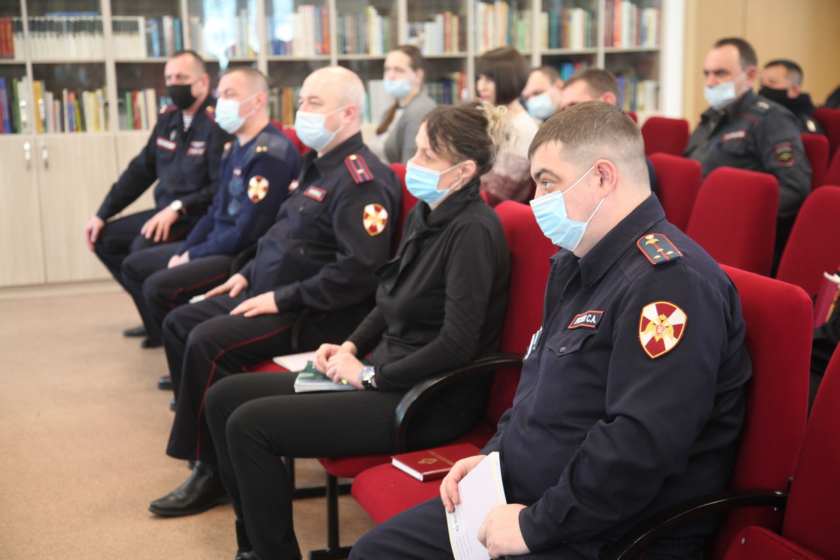 В Духовно-просветительском Центре Находкинской епархии прошла лекция "Крещение Руси. Князь Владимир" для сотрудников Росгвардии.