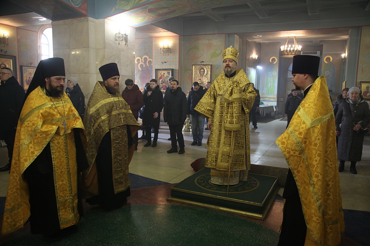 Епископ Находкинский и Преображенский Николай возглавил всенощное бдение в Казанском соборе.