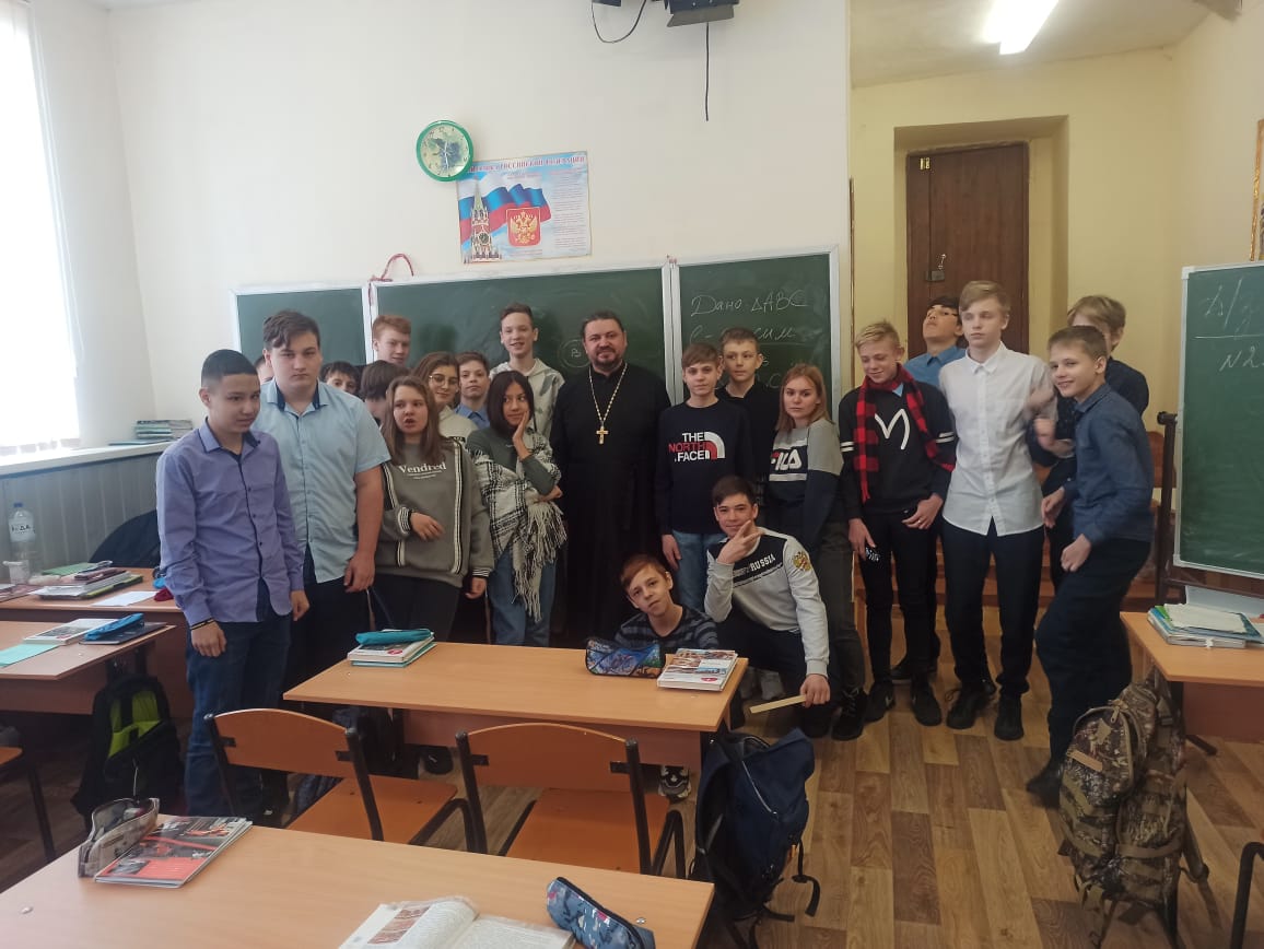 Беседа священника со школьниками.