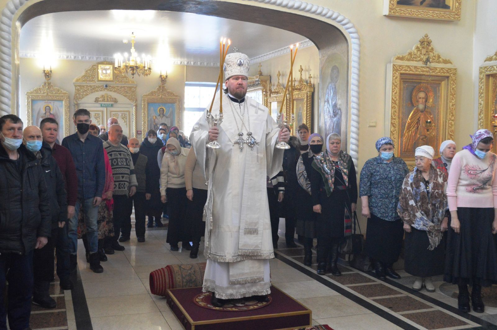 Во Вселенскую родительскую субботу митрополит Владимир совершил литургию и поминовение усопших в Свято-Никольском кафедральном соборе