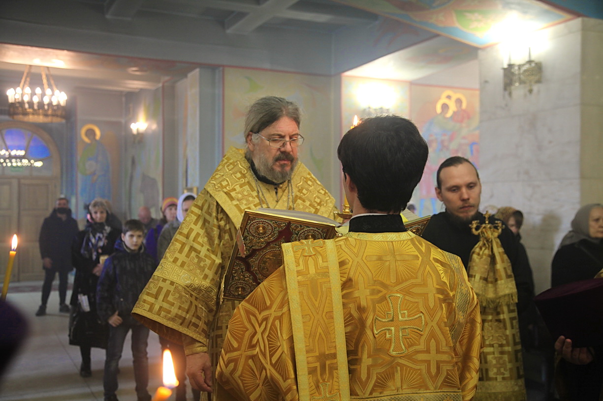 Епископ Находкинский и Преображенский Николай возглавил всенощное бдение в Казанском соборе.