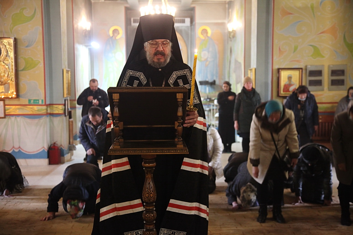 Епископ Николай совершил повечерие с чтением Великого канона преподобного Андрея Критского в Казанском Кафедральном соборе.