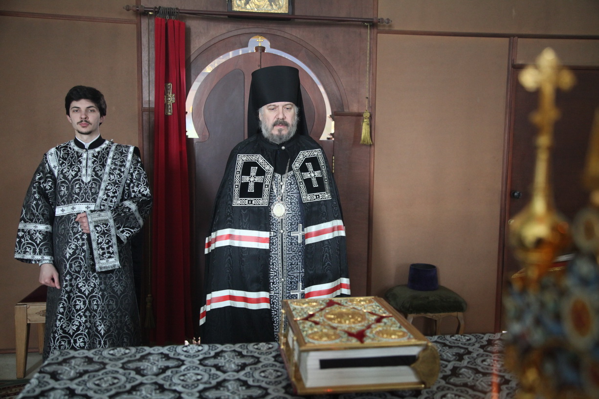 В понедельник первой седмицы Великого поста, епископ Находкинский и Преображенский Николай молился за великопостной утреней.
