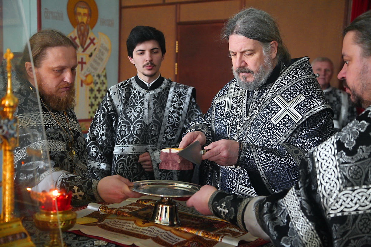 Епископ Николай совершил Литургию Преждеосвященных Даров.