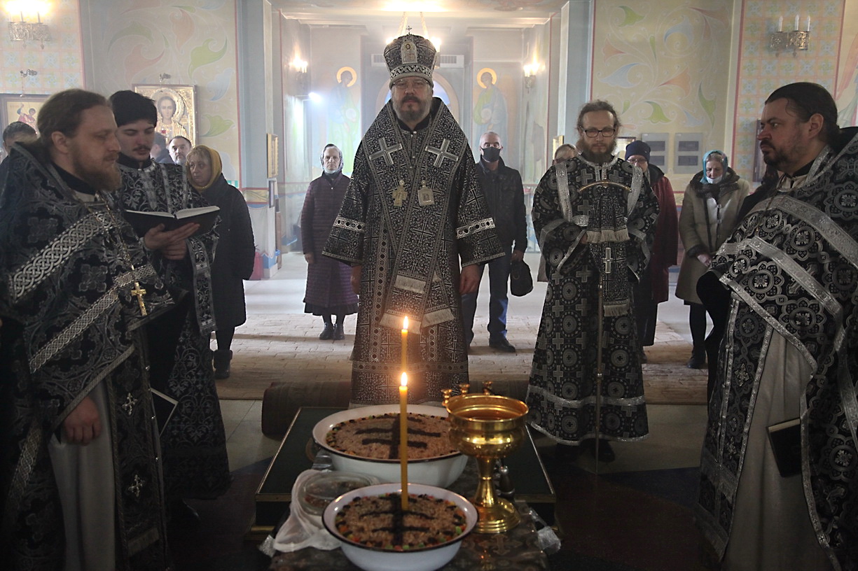 В пятницу первой седмицы Великого поста епископ Находкинский и Преображенский Николай совершил Литургию Преждеосвященных Даров и чин освящения колива в Казанском Кафедральном соборе г.Находки.