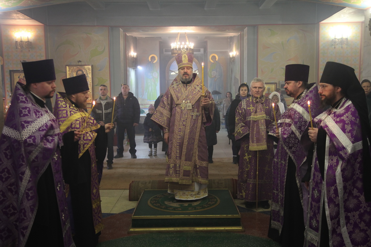 Епископ Находкинский и Преображенский Николай возглавил всенощное бдение в Казанском соборе.