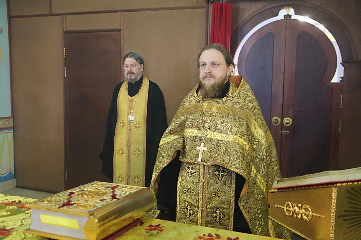 Епископ Находкинский и Преображенский Николай возглавил всенощное бдение в Казанском соборе.