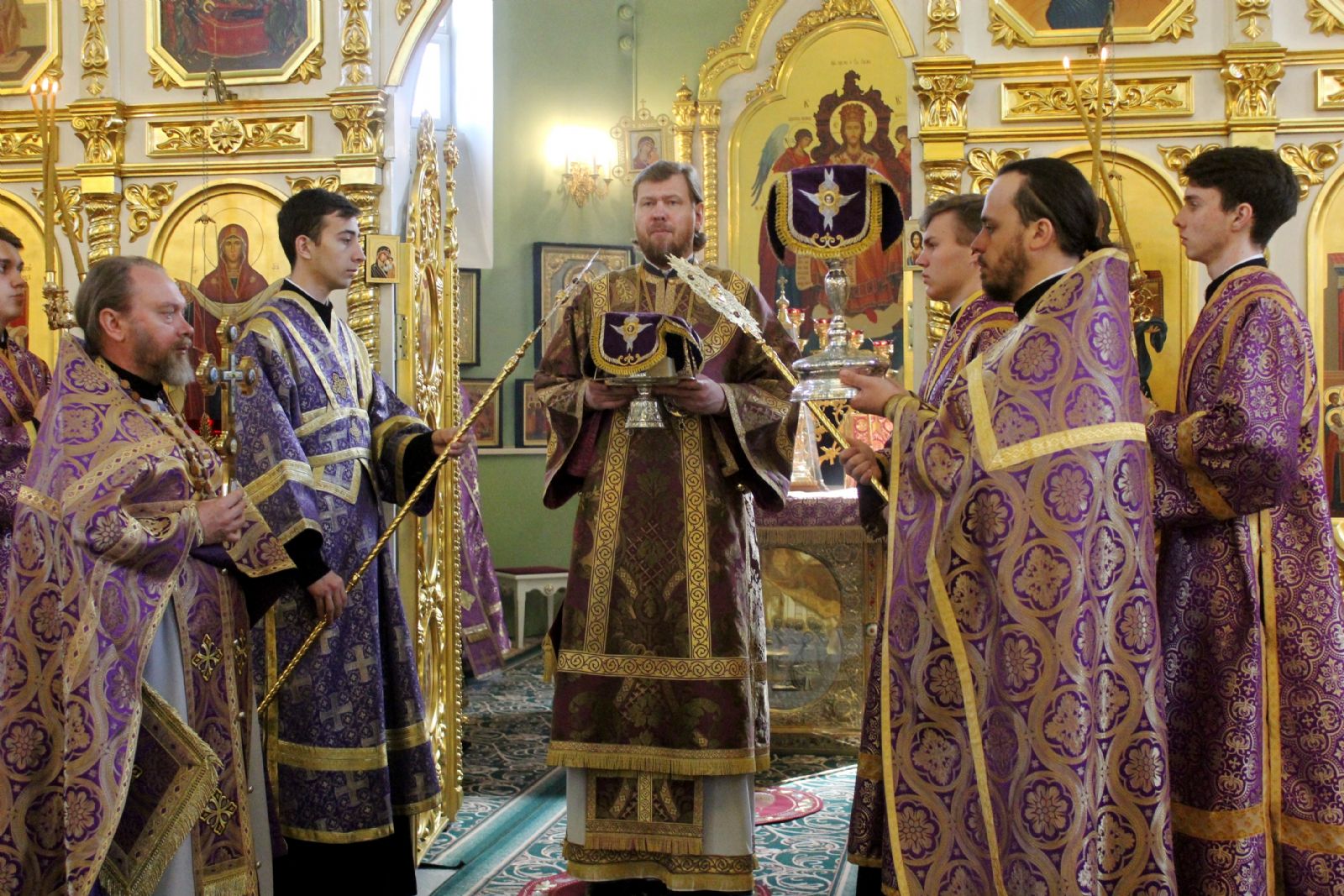 В Великий Четверг глава Приморской митрополии возглавил Божественную литургию в Покровском соборе