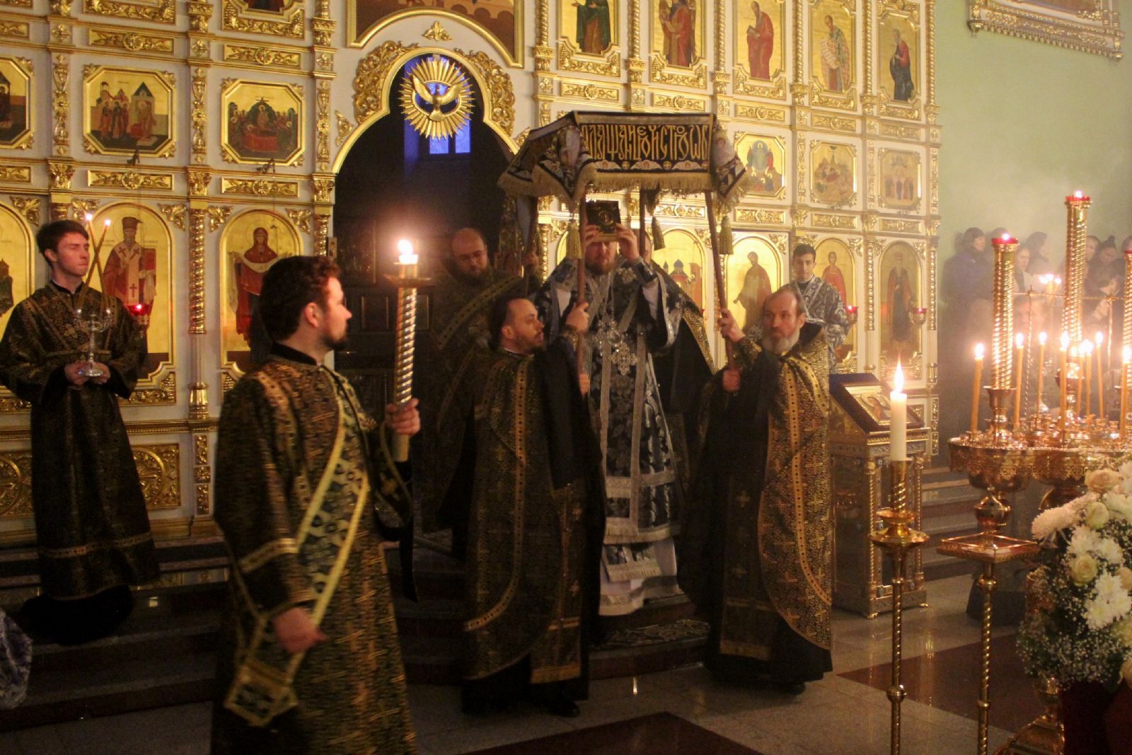 Глава Приморской митрополии возглавил утреню с чином погребения Плащаницы