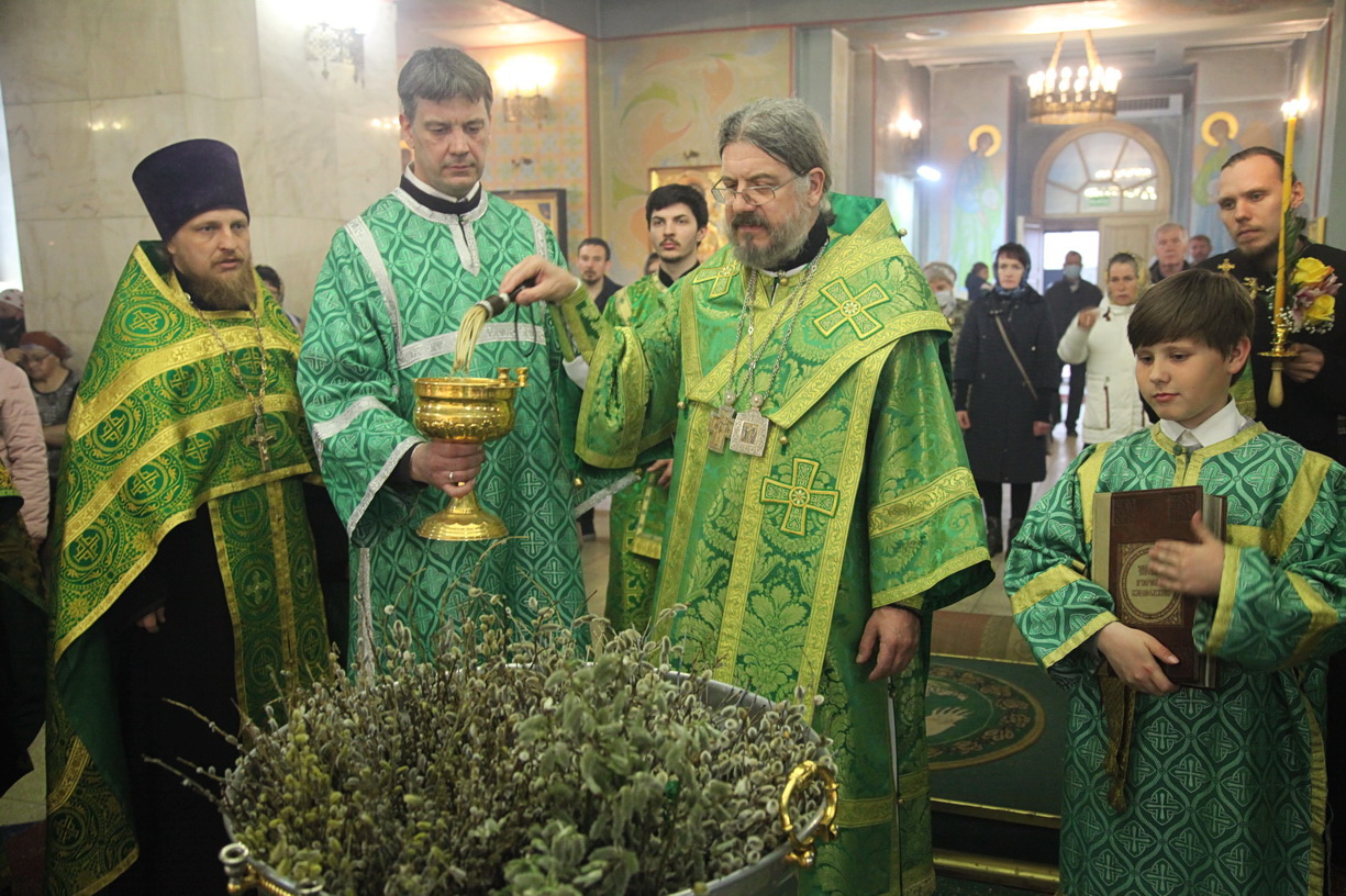 Епископ Николай возглавил всенощное бдение в канун Вербного воскресенья.