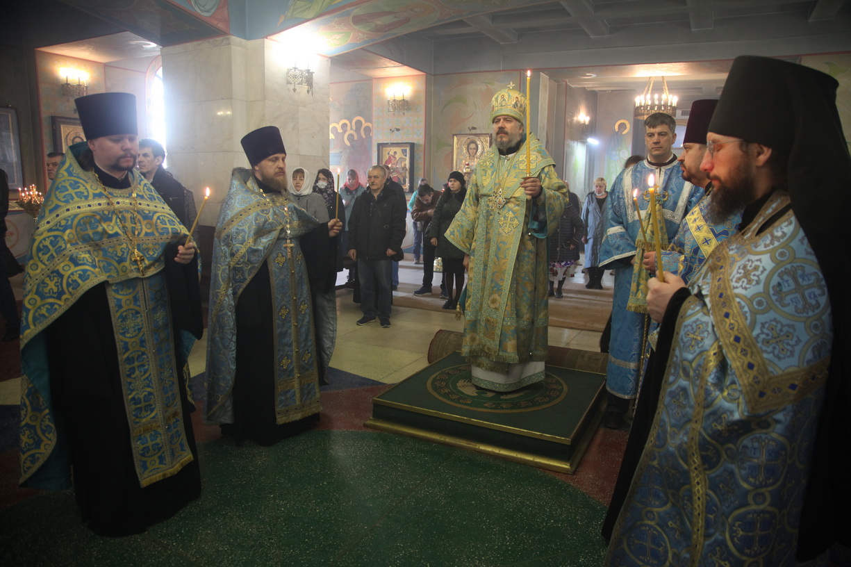 В канун праздника Благовещения Пресвятой Богородицы епископ Николай возглавил всенощное бдение в Казанском соборе г. Находки.