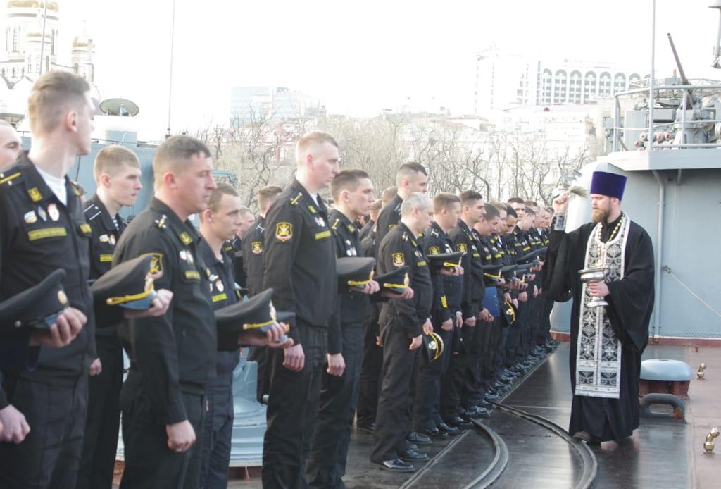 Священник благословил моряков на дальний поход